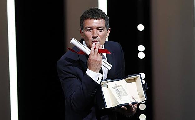 Antonio Banderas, con su galardón. 