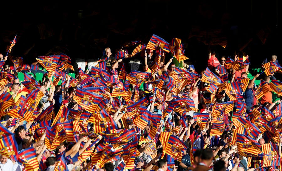 Las aficiones del Barcelona y del Valencia han puesto el colorido a la previa de la final de la Copa del Rey