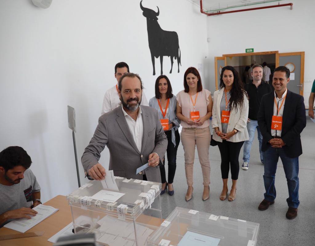 Juan Cassá, candidato de Ciudadanos, vota esta mañana.