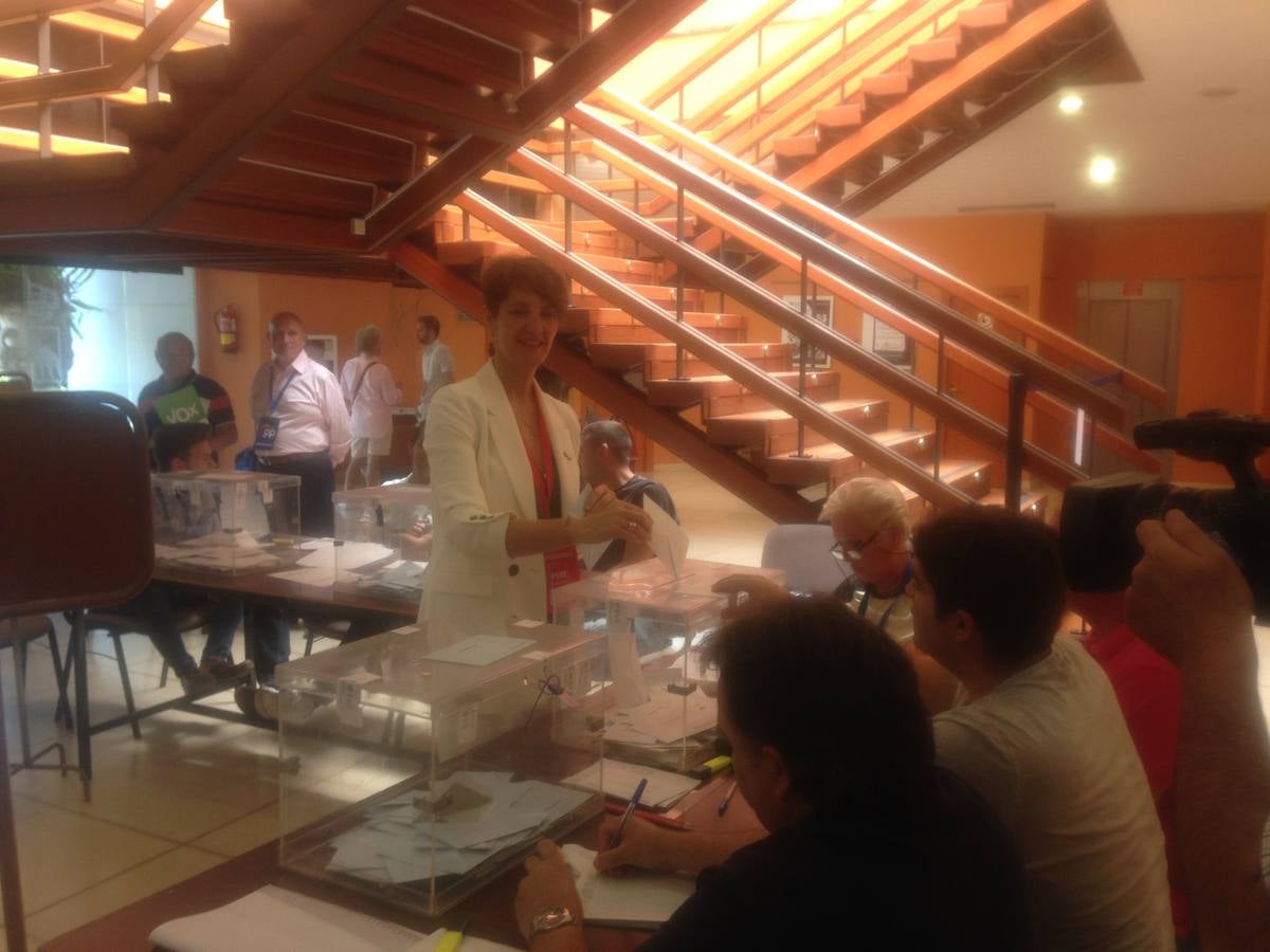 Emma Molina, candidata del Psoe a la Alcaldía de Estepona, ejerce su derecho a voto en el Palacio de Congresos en lo que considera la "fiesta de la democracia". 