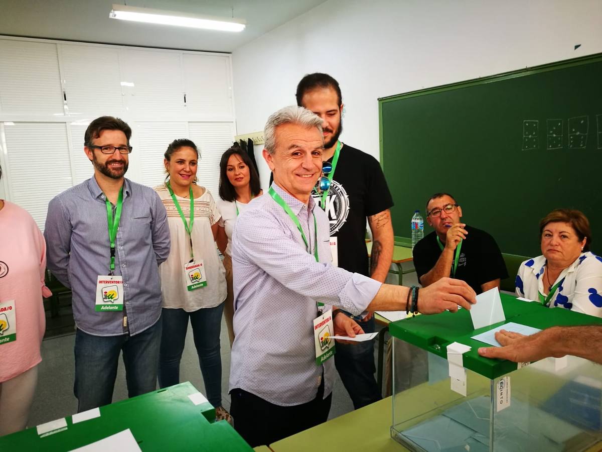 El alcalde de Campillos, Francisco Guerrero, de IU, votando esta mañana. 