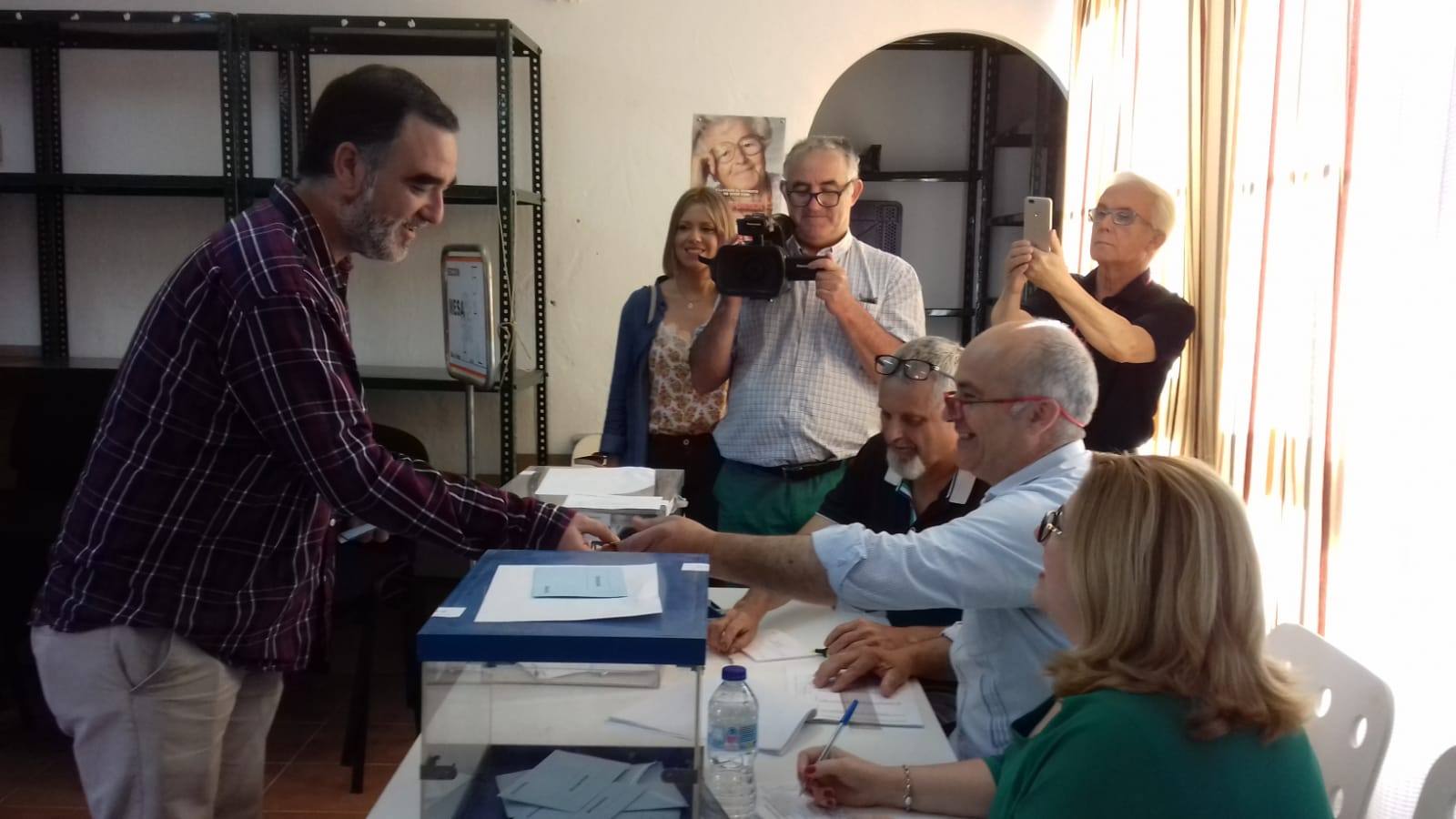 El candidato a la Alcaldía de Estepona, Valentín Berrocal, ha sido uno de los más madrugadores en acudir a su cita con las Municipales.