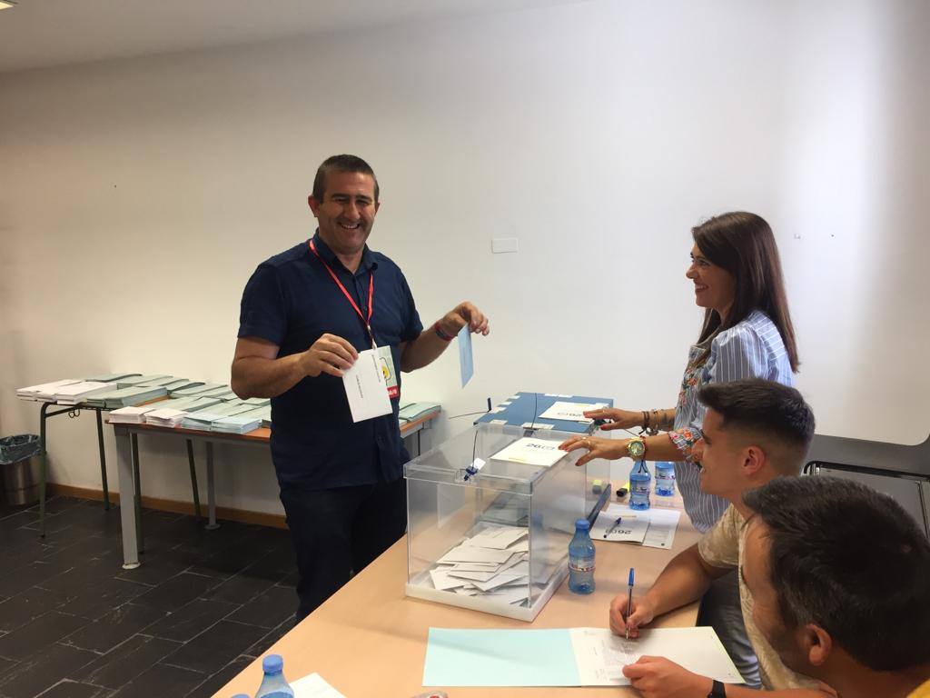 José Gámez, candidato de IU en Almáchar, ejerce su derecho al voto este 26M