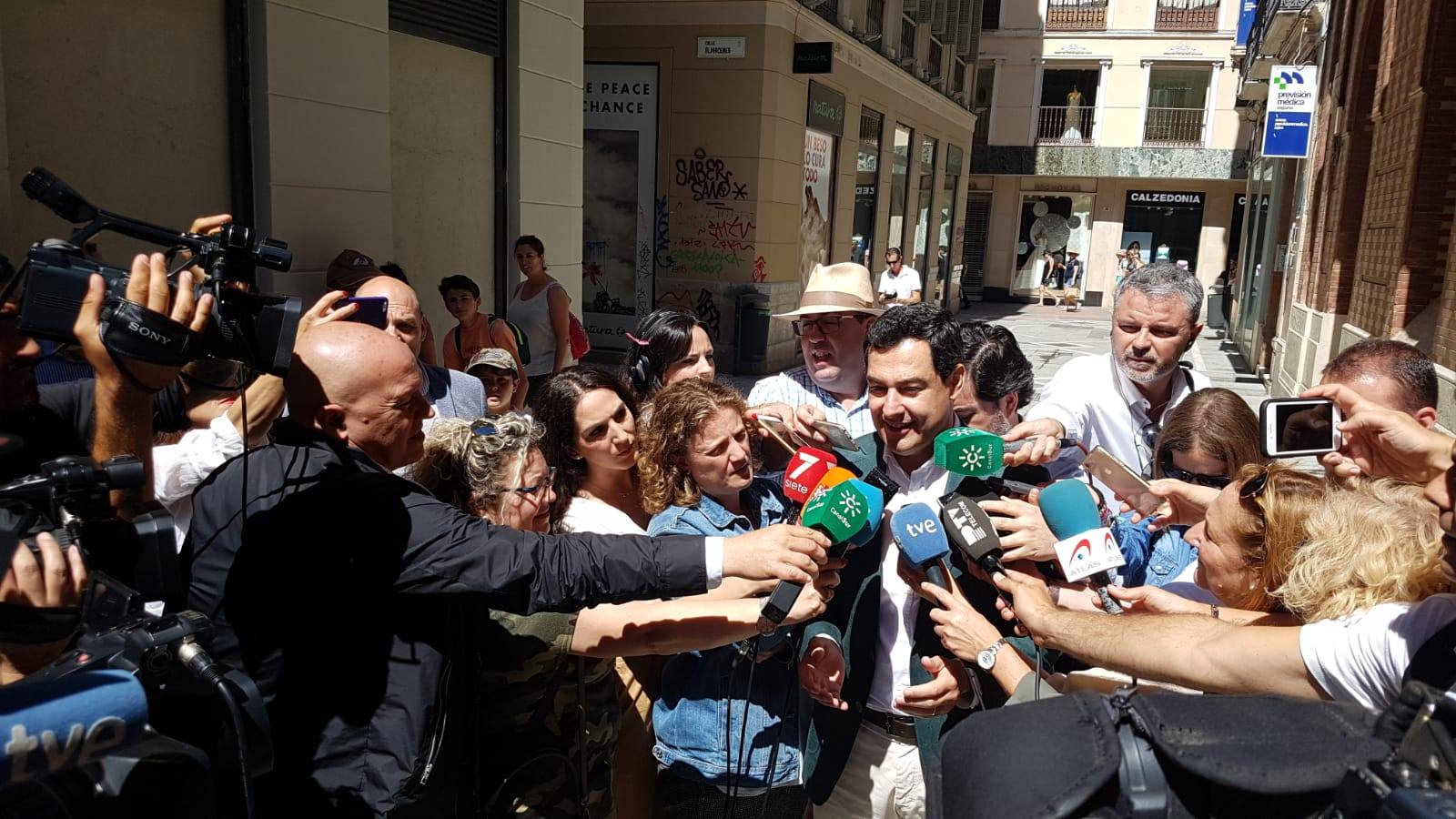 Juanma Moreno atiende a los medios este 26M.