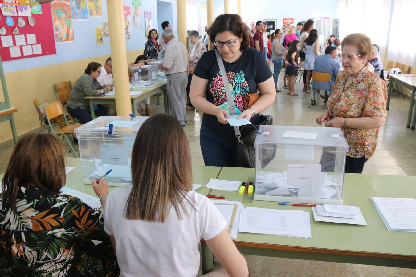 Desde las nueve de la mañana del domingo 26 de mayo los malagueños acuden a las urnas para elegir a sus alcaldes y representantes en el parlamento europeo. Estas son las imágenes de una nueva jornada electoral. Imagen tomada en Ronda