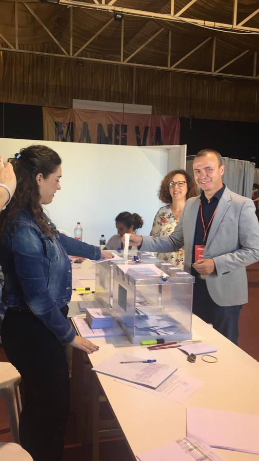 El candidato socialista de Manilva, Diego José Jiménez, ha votado en el pabellón de usos múltiples donde ha comentado que espera que el resultado "sirva para que Manilva salga del estancamiento donde está".
