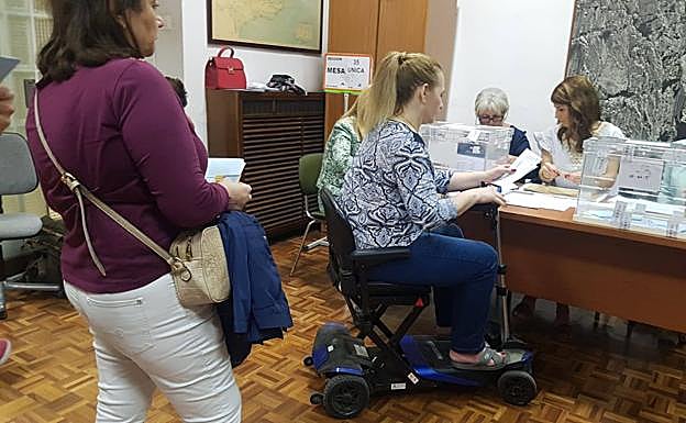 La ilusión de los nuevos votantes en una jornada entre urnas, playa y comuniones