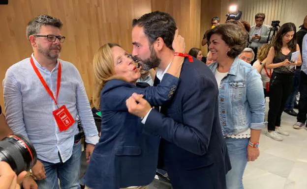 Dani Pérez recibe el beso de su número 2, Begoña Medina, en la sede del partido