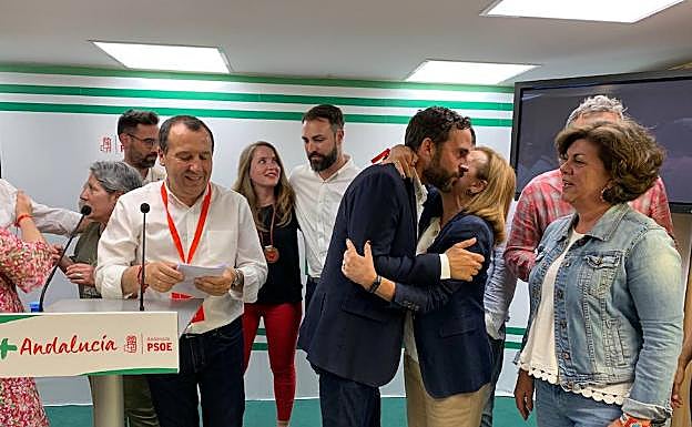 Daniel Pérez se abraza a la número dos de su lista, Begoña Medina, junto a Ruiz Espejo, a la izquierda. 