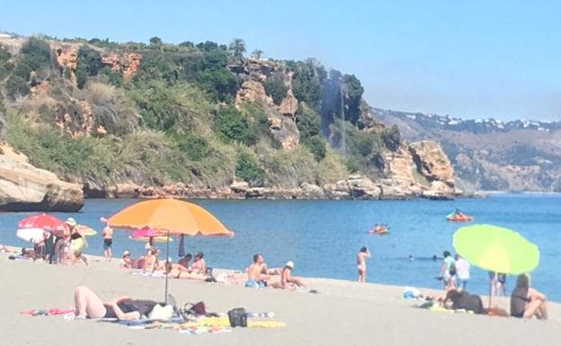 Los kayaks, dirigiéndose hacia el lugar del incendio, este lunes en la playa nerjeña de Burriana