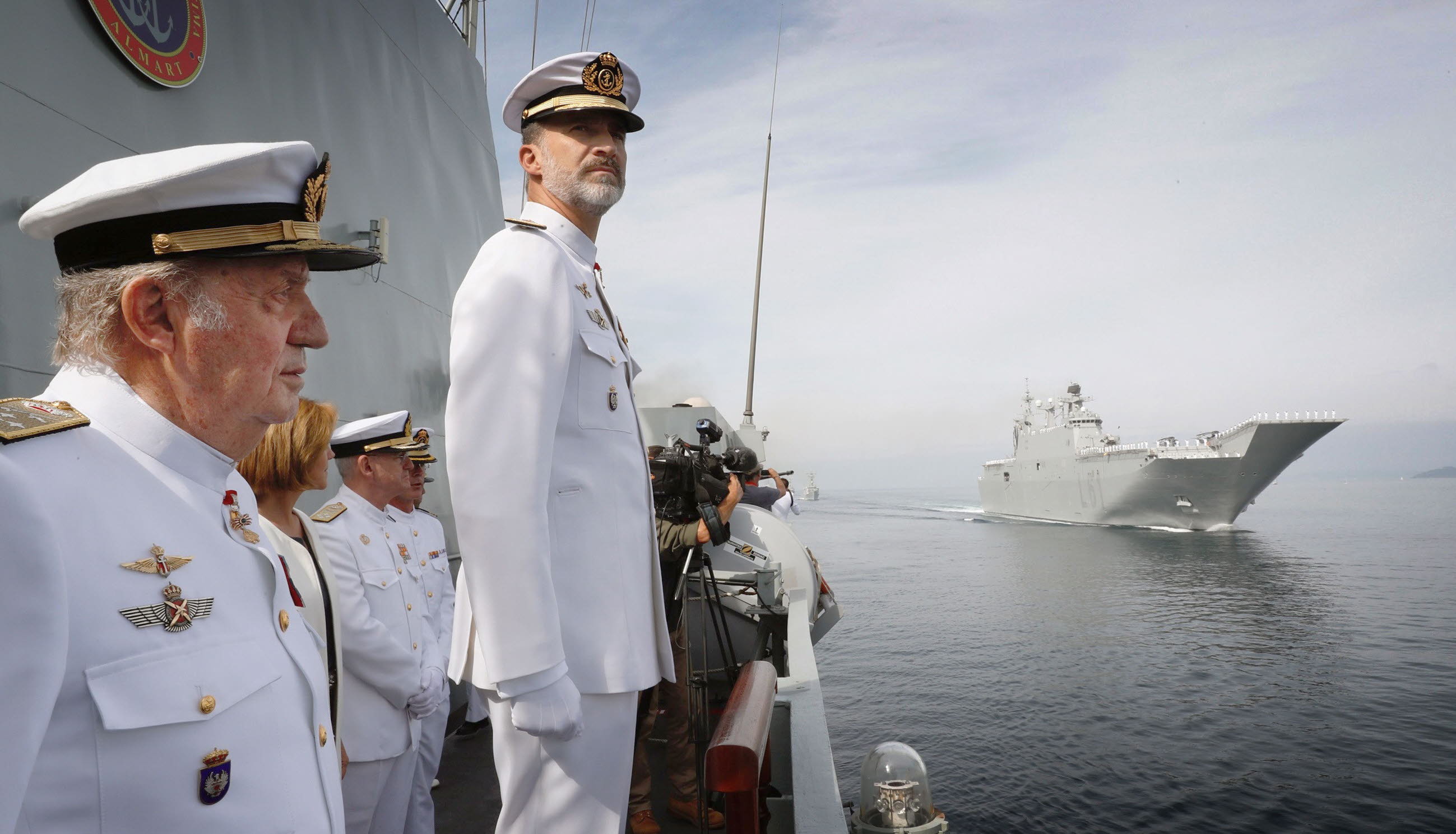 Padre e hijo. Felipe VIy su padre, ambos de uniforme, durante una revista naval en la ría de Pontevedra, en junio de 2017.