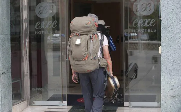 Turista acceden a un establecimiento hotelero de la capital. 