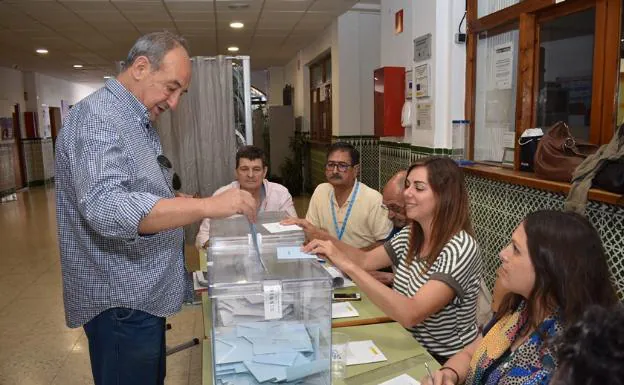 Un vecino de Marbella vota el pasado domingo