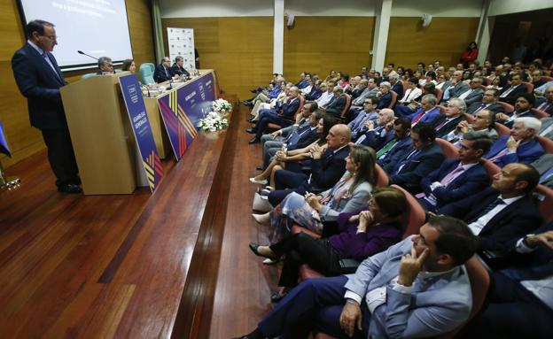 Javier González de Lara, durante su intervención ante la asamblea electoral celebrada en el salón de actos del Rectorado.