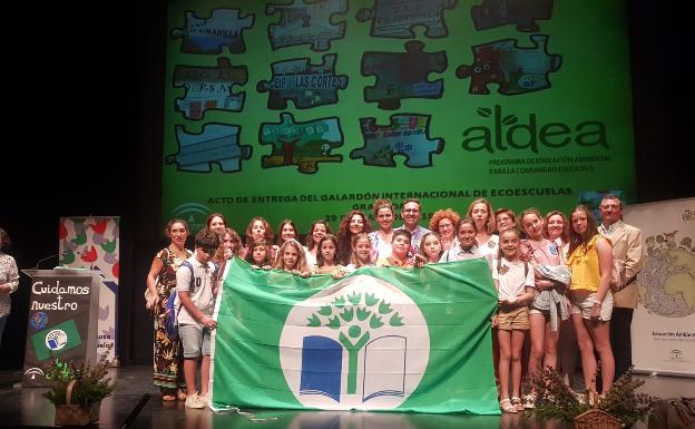 Los alumnos rinconeros, con la bandera en Granada. 