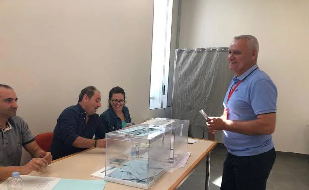 Antonio Muñoz votando el día de las elecciones 