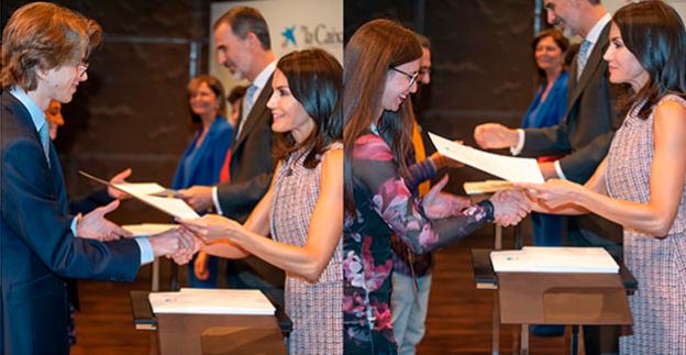 Bernardino León Reyes y Esperanza Martín López reciben de la reina su credencial de becarios de La Caixa. 