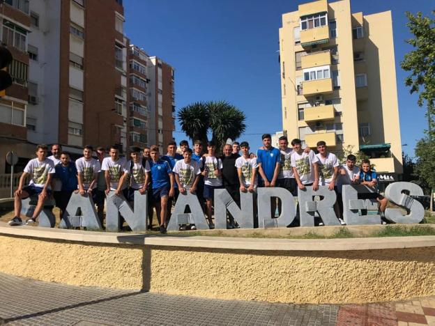 La plantilla del Dos Hermanas-San Andrés, en una foto de equipo tras el ascenso . :: sur