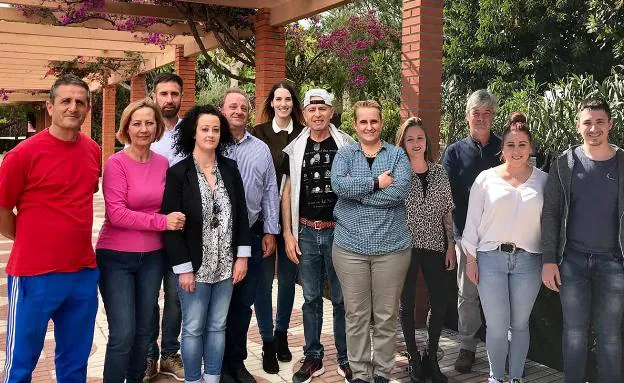 Salvador Arcas (con una gorra) acompañado del resto de la candidatura del PSOE 