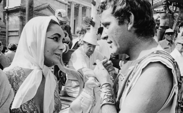 Liz Taylor y Richard Burton, en un descanso del rodaje 