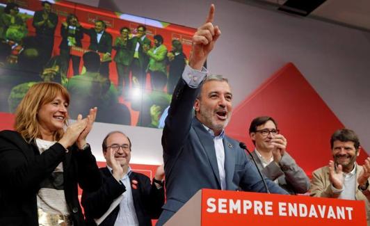 El candidato del PSC a la alcaldía de Barcelona, Jaume Collboni (c).