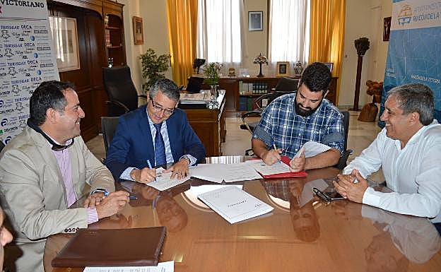 Acto de firma del acuerdo en el Ayuntamiento. 