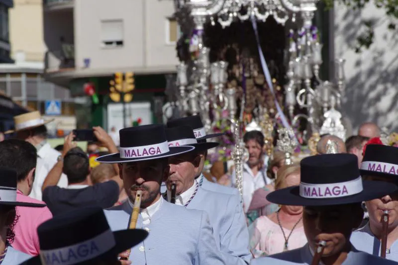 El simpecado ha sido entronizado en la carreta de plata a las puertas del templo de Gamarra , donde este año se ha llevado a cabo la misa de romeros 