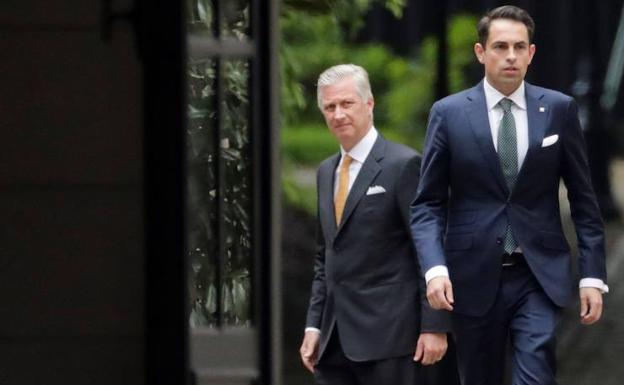 El rey Felipe de Bélgica (i) tras recibir al presidente del partido de extrema derecha belga Vlaams Belang. 