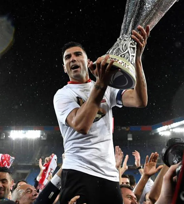 Reyes, en Basilea con la Europa League de 2016 y la camiseta de Puerta