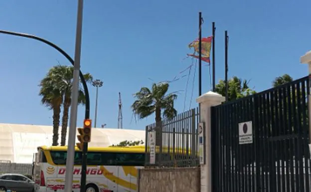 Así luce la bandera de España que hay en el centro Pablo Iglesias del paseo Antonio Machado.