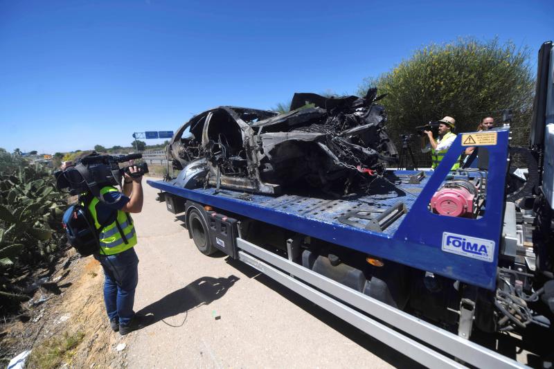 En estas imágenes se muestra el estado en el quedó el vehículo en el que viajaba el futbolista sevillano tras el accidente en el que murió, junto a un familiar