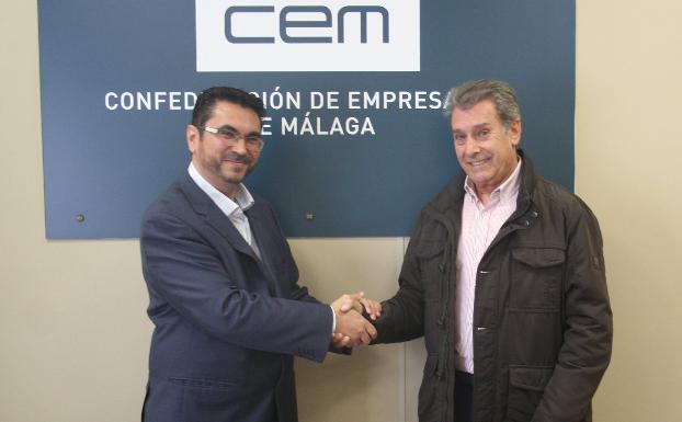Manuel García y Salvador Pérez, tras firmar la fusión de ambos colectivos.
