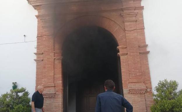 Imagen del humo saliendo de la iglesia.