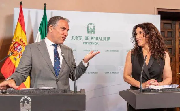 El consejero de Presidencia, Elías Bendodo (PP) (i), se dirige a la consejera de Igualdad, Políticas Sociales y Conciliación, Rocío Ruiz (Cs). 