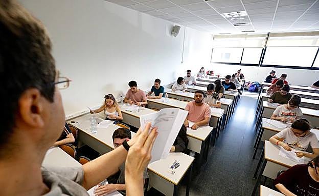Alumnos en los exámenes de Selectividad de la Comunidad Valenciana. 
