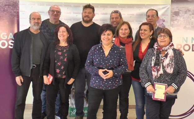 Imagen de archivo de algunos miembros de Podemos en la sede provincial de la formación.