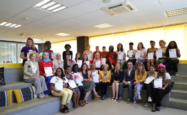 De la Vega y la vicerrectora, con las jóvenes que han participado en el curso. 