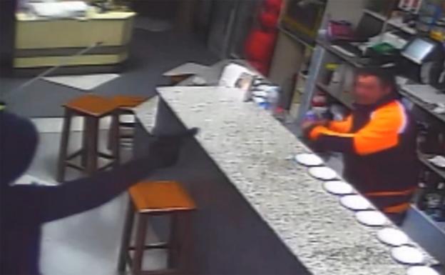 Imagen de uno de los atracos cometidos a punta de pistola en un bar.