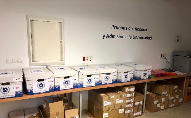 Las cajas con exámenes se custodian en una cámara acorazada de la UMA. 