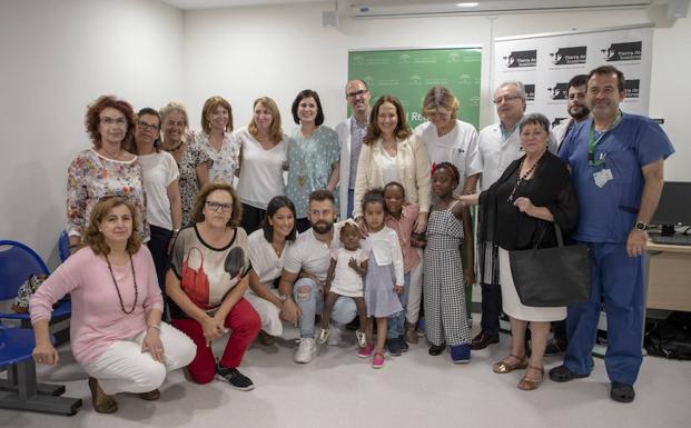 Niños operados en el Materno, familias de acogida, representantes de Tierra de Hombres y profesionales sanitarios, 