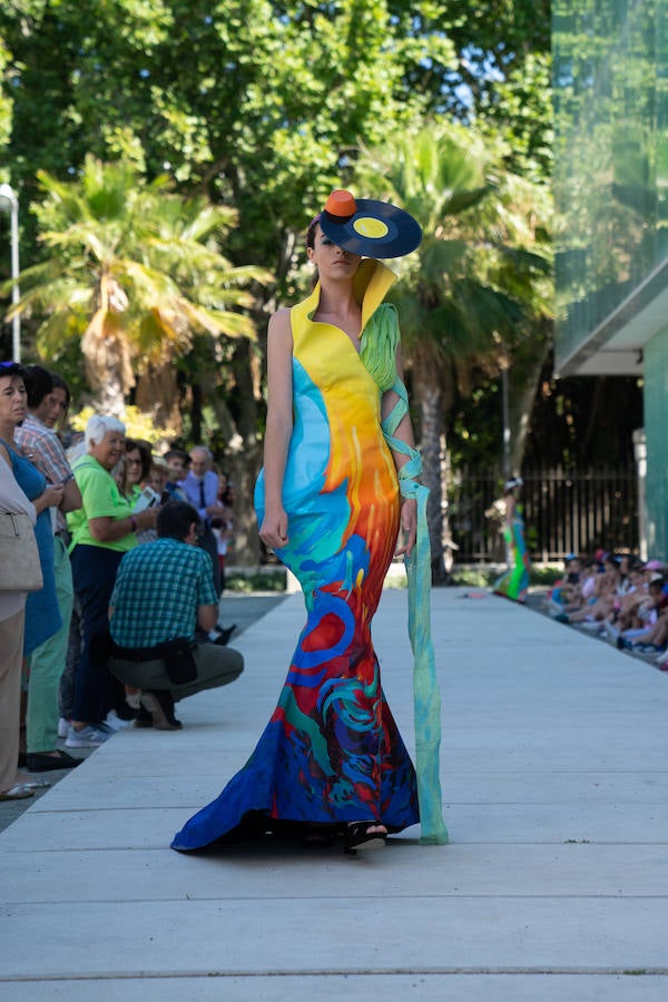 Uno de los laterales del Aula del Mar se ha convertido en una improvisada pasarela de moda por la que han desfilado una decena de creaciones impulsadas por Manu Fernández, presidente de Fashion Art, y el artista plástico submarino Alfonso Cruz