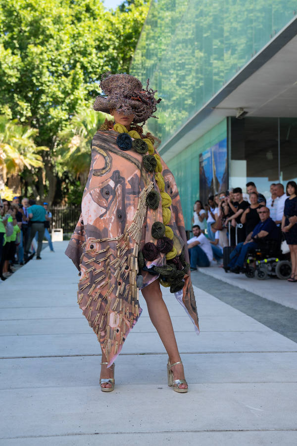 Uno de los laterales del Aula del Mar se ha convertido en una improvisada pasarela de moda por la que han desfilado una decena de creaciones impulsadas por Manu Fernández, presidente de Fashion Art, y el artista plástico submarino Alfonso Cruz