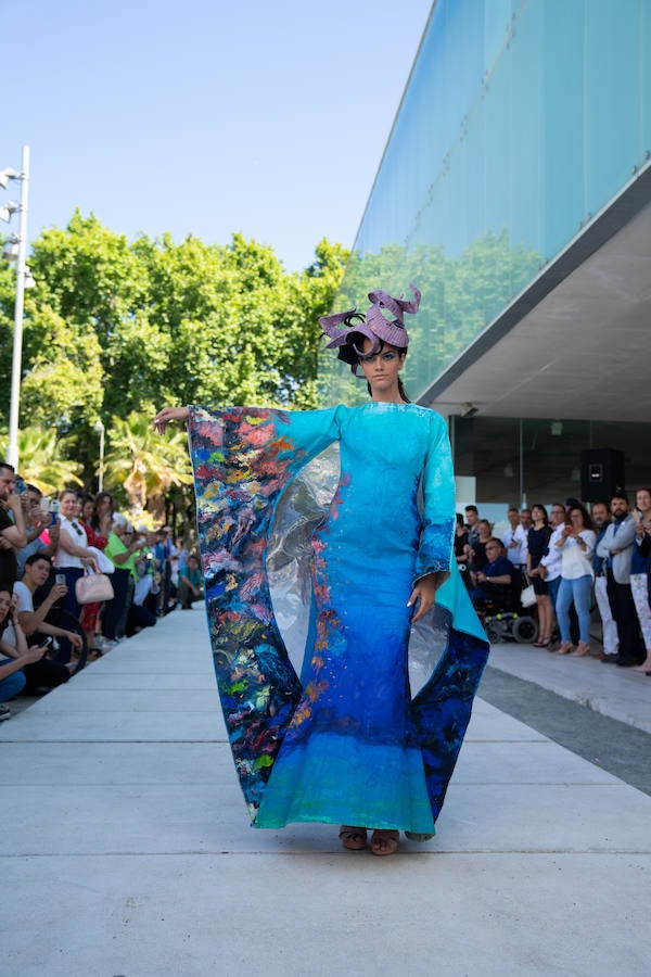 Uno de los laterales del Aula del Mar se ha convertido en una improvisada pasarela de moda por la que han desfilado una decena de creaciones impulsadas por Manu Fernández, presidente de Fashion Art, y el artista plástico submarino Alfonso Cruz