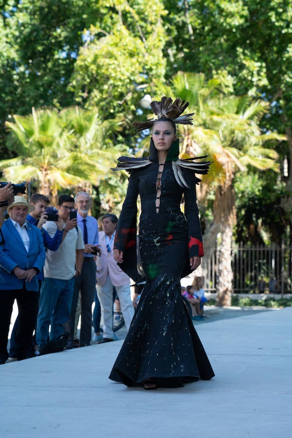 Uno de los laterales del Aula del Mar se ha convertido en una improvisada pasarela de moda por la que han desfilado una decena de creaciones impulsadas por Manu Fernández, presidente de Fashion Art, y el artista plástico submarino Alfonso Cruz