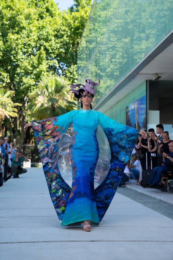 Uno de los laterales del Aula del Mar se ha convertido en una improvisada pasarela de moda por la que han desfilado una decena de creaciones impulsadas por Manu Fernández, presidente de Fashion Art, y el artista plástico submarino Alfonso Cruz