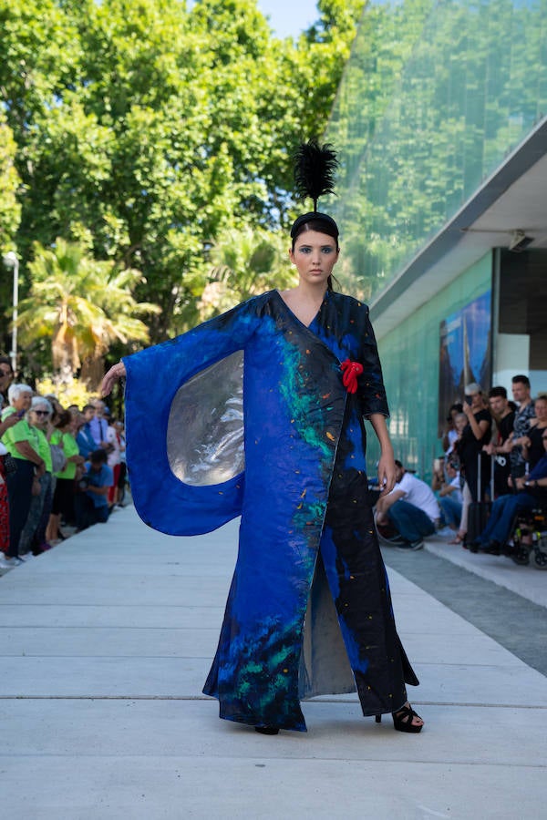 Uno de los laterales del Aula del Mar se ha convertido en una improvisada pasarela de moda por la que han desfilado una decena de creaciones impulsadas por Manu Fernández, presidente de Fashion Art, y el artista plástico submarino Alfonso Cruz