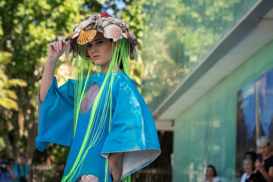 Uno de los laterales del Aula del Mar se ha convertido en una improvisada pasarela de moda por la que han desfilado una decena de creaciones impulsadas por Manu Fernández, presidente de Fashion Art, y el artista plástico submarino Alfonso Cruz