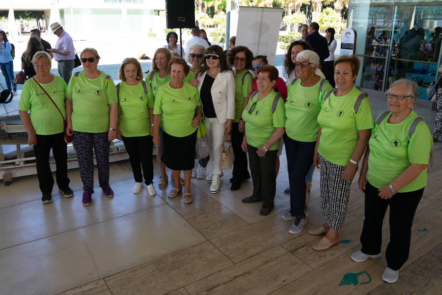 Uno de los laterales del Aula del Mar se ha convertido en una improvisada pasarela de moda por la que han desfilado una decena de creaciones impulsadas por Manu Fernández, presidente de Fashion Art, y el artista plástico submarino Alfonso Cruz