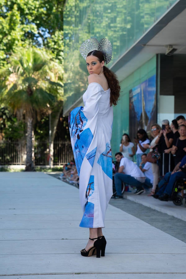 Uno de los laterales del Aula del Mar se ha convertido en una improvisada pasarela de moda por la que han desfilado una decena de creaciones impulsadas por Manu Fernández, presidente de Fashion Art, y el artista plástico submarino Alfonso Cruz