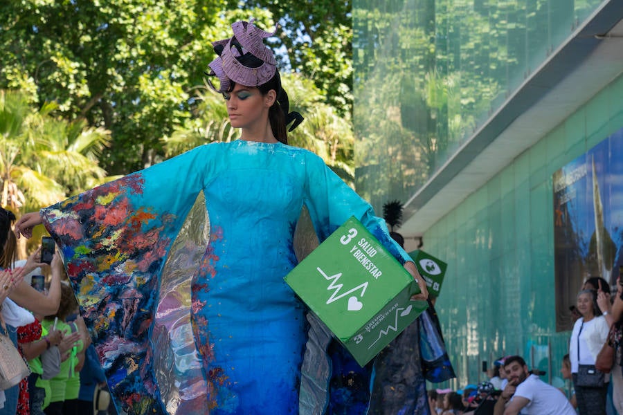 Uno de los laterales del Aula del Mar se ha convertido en una improvisada pasarela de moda por la que han desfilado una decena de creaciones impulsadas por Manu Fernández, presidente de Fashion Art, y el artista plástico submarino Alfonso Cruz